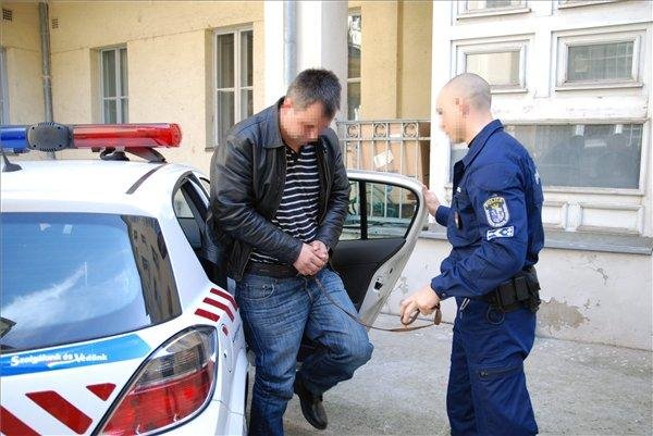 izsaki_rendorok2-magyarhirlap