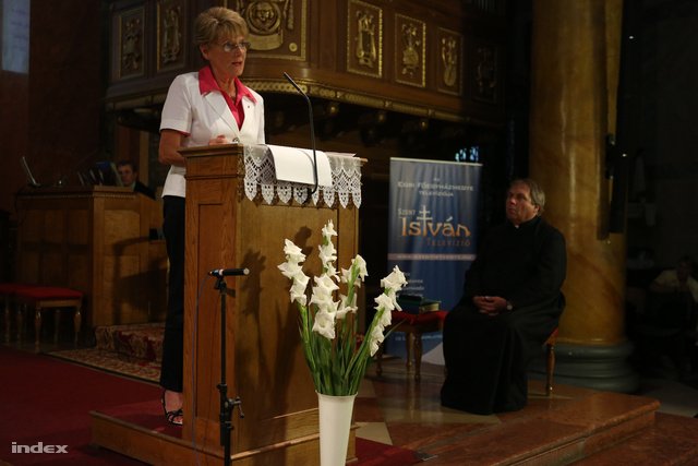 Hoffmann Rózsa a templomban