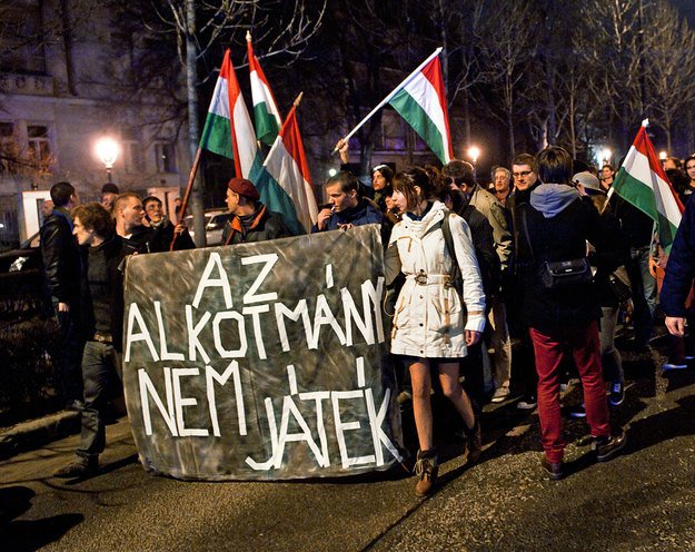 Az Alkotmány nem játék