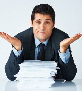 széttárja a kezét