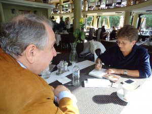 Sándor Zsuzsa dedikálja a vörösiszap könyvét