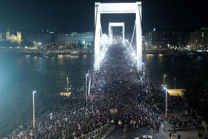 Tüntetés az internet-adó ellen