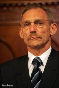 Pintér ne vizsgálja a bíróságokat!