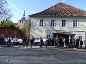 Szimpátiatüntetés az áldozatok mellett